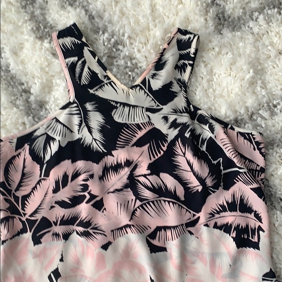 Express split back floral top - Picture 2 of 6